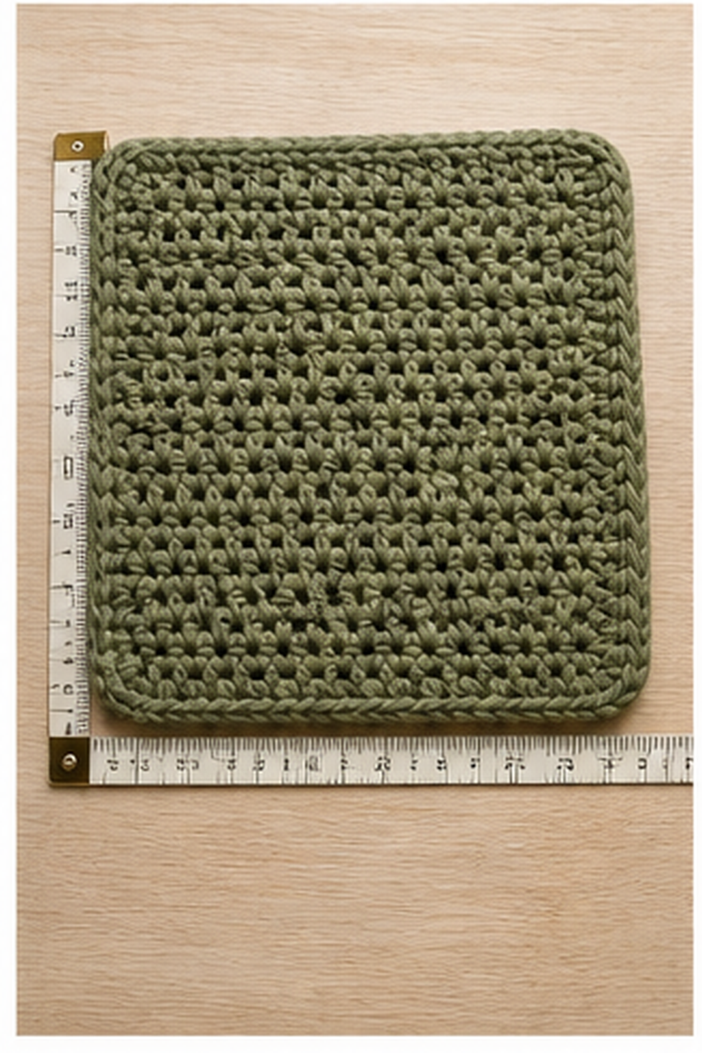 easy crochet potholder: square panel measured along two straight edges